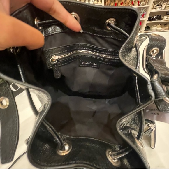 BALENCIAGA Le Cagole crinkled-leather bucket bag Small - Picture 5 of 14